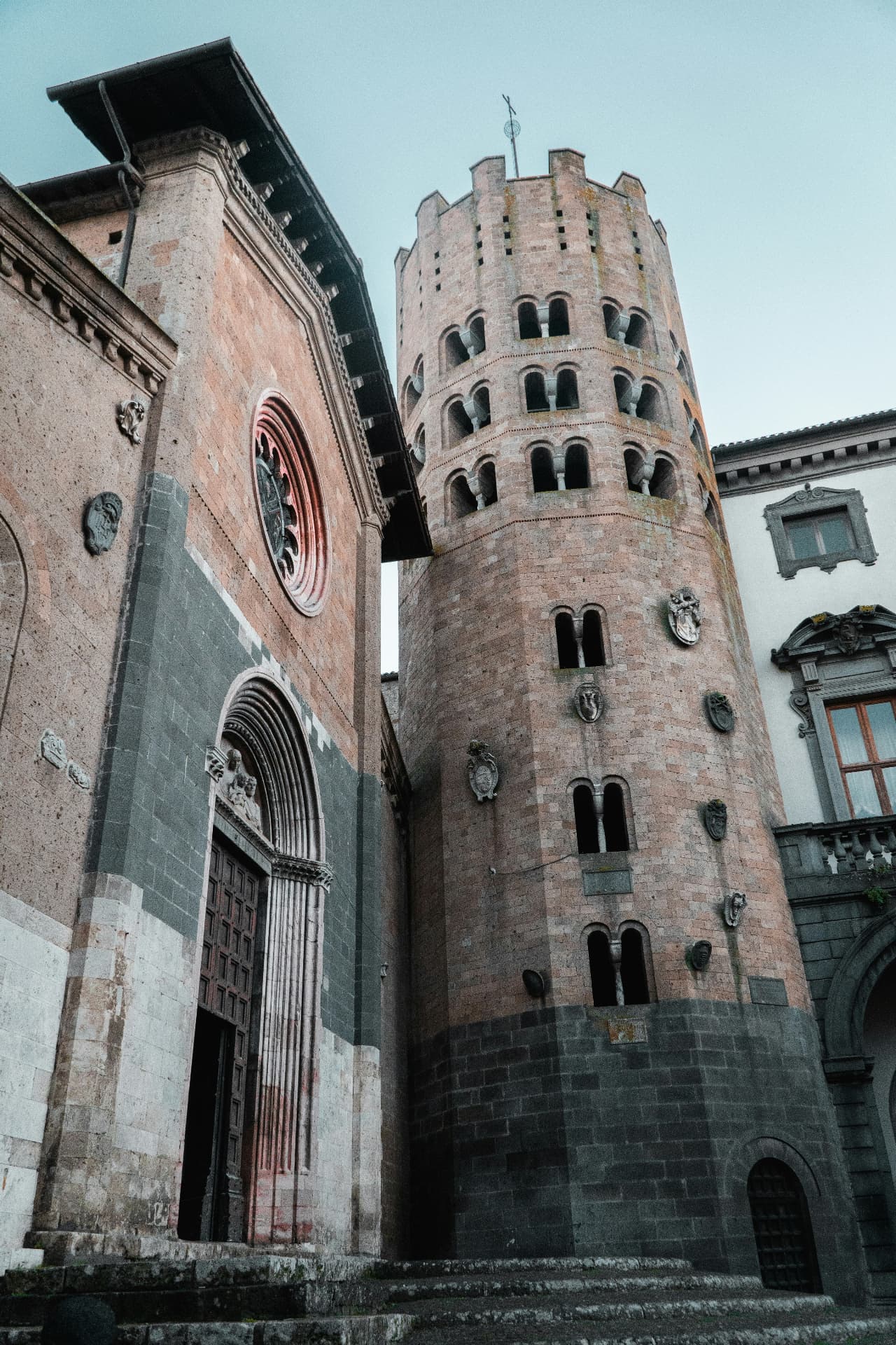 The tufa and basalt façade of Sant'Andrea in Orvieto and its twelve-sided tower